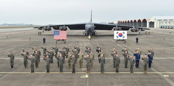 김승겸 합동참모의장(육군 대장)이 지난달 19일 미국 공군 전략자산 B-52H가 주기 중인 공군 청주기지를 찾아 케네스 윌스바흐 미국 태평양공군사령관을 비롯한 한미 작전요원들과 기념촬영을 하고 있다.  합동참모본부