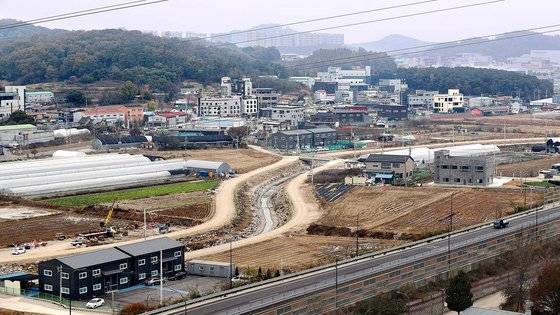 국토교통부가 주택공급 활성화 방안의 후속 조치로 전국 5개·지구 8만 가구 규모의 신규택지 후보지를 발표했다. 대상지는 △구리토평2(1만8500가구) △오산세교3(3만1000가구) △용인이동(1만6000가구) △청주분평2(9000가구) △제주화북2(5500가구) 등이다. 사진은 15일 오후 경기 오산시 서동 일대에서 바라본 오산세교3지구의 모습. 뉴스1