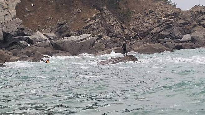 지난 14일 충남 태안군 구례포 갯바위에서 낚시를 하다가 고립돼 태안해경으로부터 구조를 받고 있는 낚시객. 태안해경