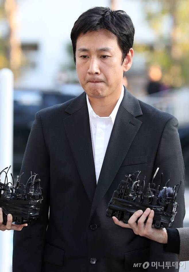 '마약 스캔들'에 휩싸인 배우 이선균(48)이 지난달 28일 오후 인천광역시 논현경찰서에 마약류 관리에 관한 법률 위반 혐의에 대한 경찰 조사를 받기 위해 도착하고 있다. 2023.10.28 /사진=임성균