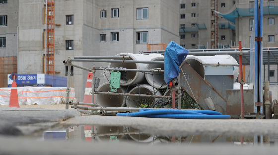 15일 한국건설산업연구원이 발표한 '11월 월간건설시장동향' 자료에 따르면 ) 지난 9월 국내 건설수주는 13조6000억원으로 전년 동월 대비 36.6% 줄어든 모습을 보였다. 공공과 민간 부문 모두 부진해 1년 전 같은 기간보다 8개월 연속 감소세를 이어가고 있다./사진=뉴시스