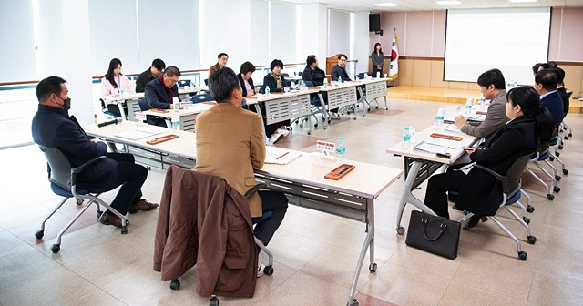 구미시가 15일 종합비즈니스 지원센터 대회의실에서 '화물자동차 공영차고지 입지분석 및 타당성 조사 용역' 중간보고회를 하고 있다./사진제공=경북 구미시