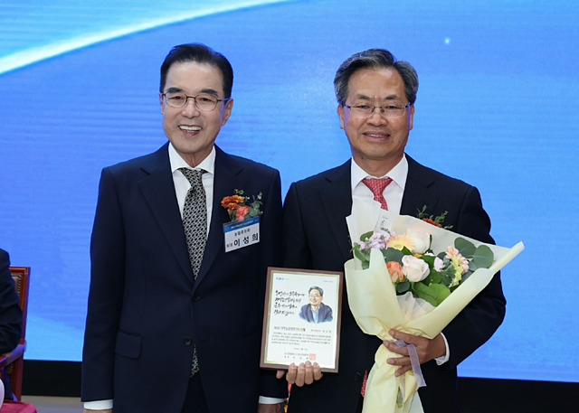 영양군이 농민 실익 증진과 농촌발전에 기여한 공로로 2023년 '지역농업발전 선도인상'을 수상했다./사진제공=경북 영양군