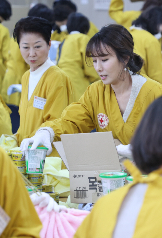 15일 서울 중구 대한적십자사 서울사무소에서 열린 연말 이웃 돕기 적십자 ‘2023 사랑의 선물’ 제작 행사에서 한동훈 법무부 장관의 부인 진은정 변호사 등 국무위원 부인들이 선물을 포장하고 있다. 연합뉴스