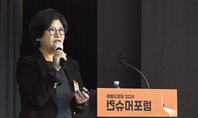 한이경 폴라리스어드바이저 대표가 ‘헤럴드경제 2024 컨슈머포럼’에서 ‘새로운 장르가 된 호텔: 웰니스 리트리트’를 주제로 발표하고 있다. 한 대표는 “더 높은 차원의 행복한 삶을 추구하는 것이 웰빙”이라고 말했다. 이상섭 기자