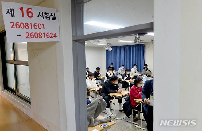 [광주=뉴시스] 김혜인 기자 =2023학년도 대학수학능력시험이 치러진 17일 오전 서구 광주시교육청 26지구 제8시험장(서석고등학교)에서 수험생들이 마지막 점검을 하고 있다. 2022.11.17.hyein0342@newsis.com