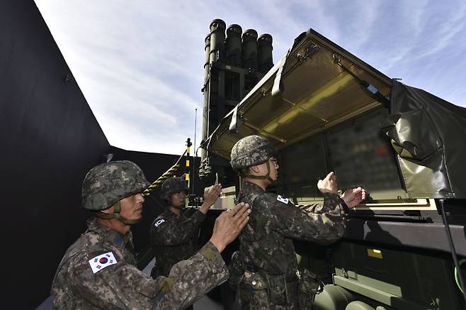 [서울=뉴시스] 공군 제1미사일방어여단 8120부대 작전요원들이 26일 천궁 Ⅱ 발사를 위해 조원임무절차를 수행하고 있다. 공군작전사령부는 24일과 26일 양일간 F-35A, F-15K, FA-50, 천궁 II 등 공군의 주요 전력을 비롯해 이지스함, ATACMS 등 지해상 합동 자산을 활용하여 다중복합상황에 대비한 합동작전 수행능력을 강화하기 위한 합동방공훈련 및 탄도탄대응훈련을 실시했다. (사진=공군 제공) 2023.10.26. photo@newsis.com *재판매 및 DB 금지