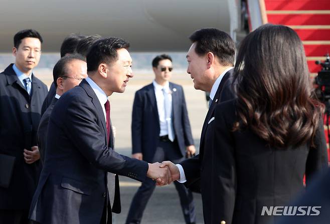 [성남=뉴시스] 조수정 기자 = 아시아태평양경제협력체(APEC) 정상회의 참석차 미국을 방문하는 윤석열 대통령이 15일 경기도 성남 서울공항에서 공군 1호기 탑승에 앞서 김기현 국민의힘 대표와 인사하고 있다. 2023.11.15. chocrystal@newsis.com