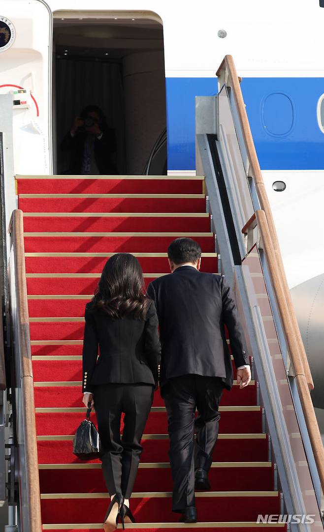 [성남=뉴시스] 조수정 기자 = 아시아태평양경제협력체(APEC) 정상회의 참석차 미국을 방문하는 윤석열 대통령과 부인 김건희 여사가 15일 경기도 성남 서울공항에서 공군 1호기에 탑승하고 있다. 2023.11.15. chocrystal@newsis.com
