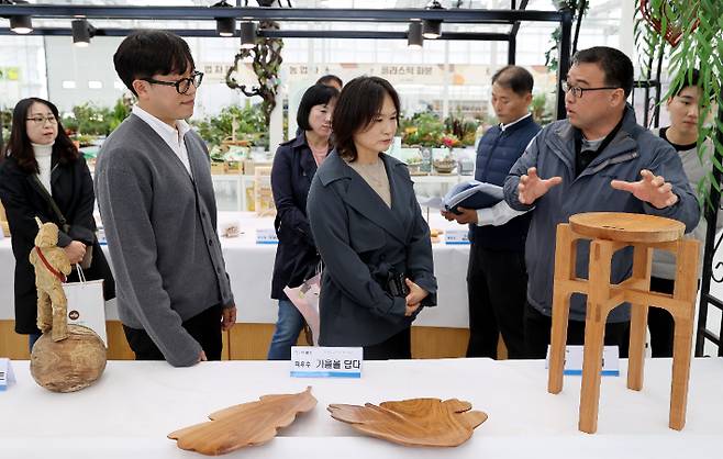 제5회 전라남도 목공예 제품 콘테스트에서 대상을 차지한 목재의자 '스툴'을 출품한 김창근 씨가 작품을 설명하고 있다. 전라남도 제공