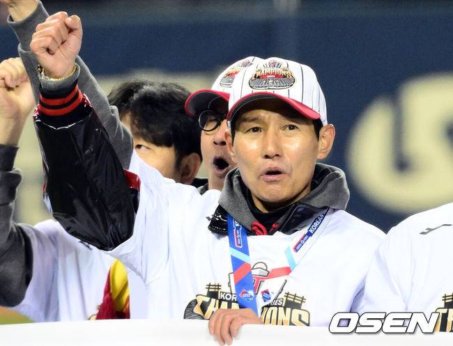 [OSEN=잠실, 조은정 기자]LG 트윈스가 29년 만에 한국시리즈 우승을 차지했다.&nbsp;LG는 13일 서울 잠실구장에서 열린 2023 KBO리그 한국시리즈(7전 4선승제) 5차전 KT와 경기에서 6-2로 승리했다. 이로써 LG는 1차전을 패한 후 4연승을 거두며 한국시리즈 우승을 차지했다.LG 염경엽 감독이 우승을 기뻐하고 있다. 2023.11.13 /cej@osen.co.kr