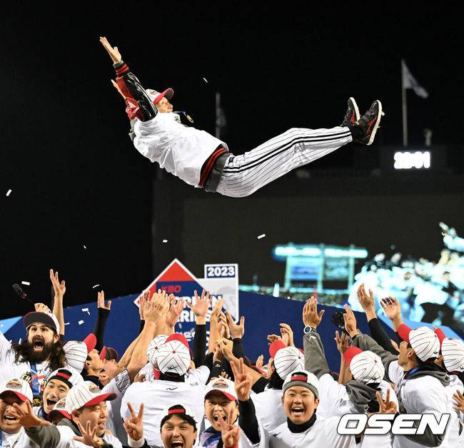 [OSEN=잠실, 이대선 기자] LG 트윈스가 29년 만에 한국시리즈 우승을 차지했다.&nbsp;LG는 13일 서울 잠실구장에서 열린 2023 KBO리그 한국시리즈(7전 4선승제) 5차전 KT와 경기에서 6-2로 승리했다. 이로써 LG는 1차전을 패한 후 4연승을 거두며 한국시리즈 우승을 차지했다.10월초 정규시즌 우승을&nbsp;일찌감치 확정지은 LG는 정규시즌이 끝나고 한국시리즈까지&nbsp;3주 가량 훈련을 하며 준비했다. 플레이오프에서 2연패 후 3연승 리버스 스윕,&nbsp;마법같은 여정으로 한국시리즈에 올라온 KT를 투타에서 압도하며 4승 1패로 승리했다.&nbsp;&nbsp;1994년 우승 이후 무려 29년 만에 숙원인 한국시리즈 우승 한풀이에 성공했다. 염경엽 감독은 넥센, SK 사령탑 시절 이루지 못한 '우승 감독'이 됐다.&nbsp;&nbsp;LG 염경염 감독이 선수단에 헹가래를 받고 있다. 2023.11.13 /sunday@osen.co.kr