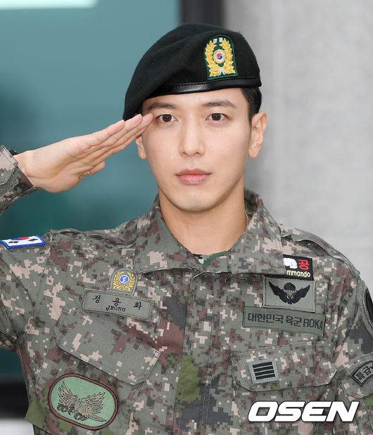 [OSEN=화천, 민경훈 기자]씨엔블루의 정용화가 팬들에게 전역 인사를 하고 있다. / rumi@osen.co.kr