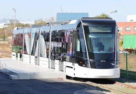 국내에서 처음으로 수소전기트램 실증 운행 시승 행사가 열린 14일 오전 울산 남구 매암동 울산항역에 수소트램이 정차해 있다. 행사는 현재 열차 운행이 중단된 울산항역~삼비건널목 왕복 4㎞ 구간에서 진행됐다. 울산 연합뉴스