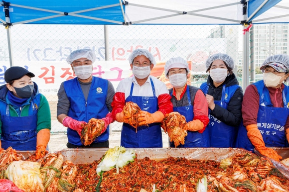 박강수(왼쪽 세 번째) 서울 마포구청장이 15일 망원유수지에서 열린 ‘2023 김장김치 나눔 행사’에 참여해 새마을부녀회와 바르게살기운동협의회 회원들과 함께 김장을 담그고 있다. 2023.11.15 마포구 제공