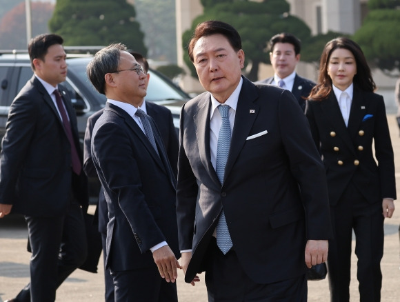 아시아태평양경제협력체(APEC) 정상회의에 참석하는 윤석열 대통령과 김건희 여사가 15일 미국 샌프란시스코로 출국하기 위해 성남 서울공항에 도착하고 있다. 2023.11.15 연합뉴스