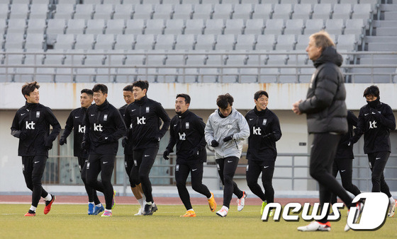 한국 축구대표팀 선수들과 위르겐 클린스만(가장 오른쪽) 감독. /사진=뉴스1