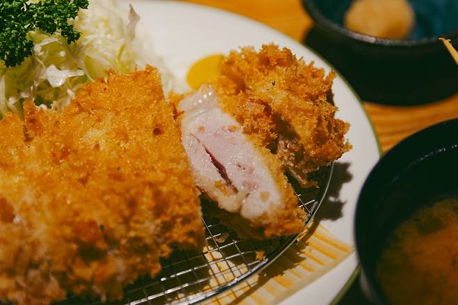 &nbsp;가고시마에 왔다면 흑돼지 돈가스는 꼭! 육즙이 가득한 가고시마 흑돼지