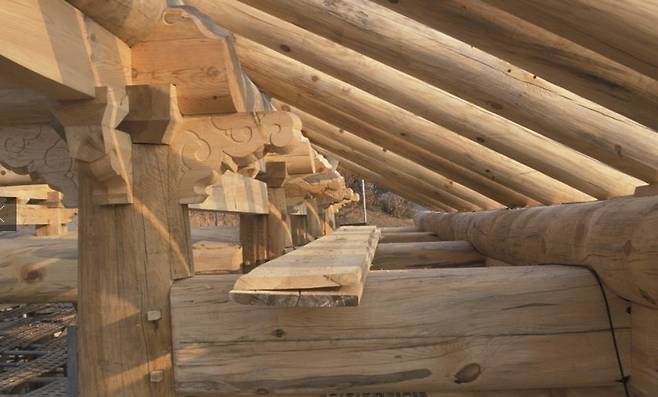 지붕을 받쳐주는 서까래가 걸린 모습  [문화재청 국가문화유산포털 제공. 재판매 및 DB 금지]