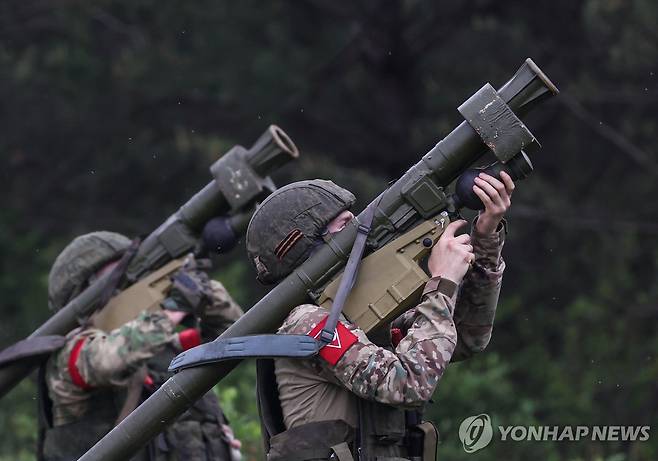 이글라 대공 미사일 시스템 사용하는 러시아군 병사들 [타스 연합뉴스 자료사진. 재판매 및 DB 금지]