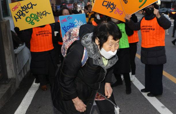 16일 오전 2024 대학수학능력시험 최고령 수험생 김정자 할머니가 서울 마포구 서울여자고등학교로 들어서는 모습. (사진=연합뉴스)