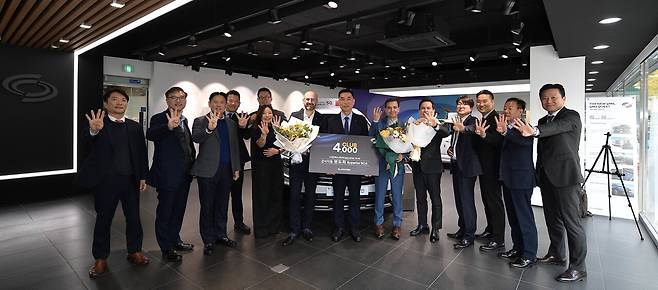  르노코리아 최초 4,000대 판매 영업사원 원도희 슈페리어 축하 단체 사진