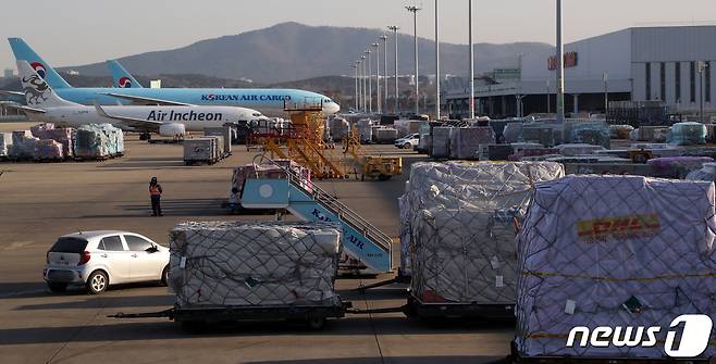 인천공항 대한항공 화물터미널에서 근무자들이 화물작업을 하고 있다. 2022.1.1/뉴스1 ⓒ News1 황기선 기자