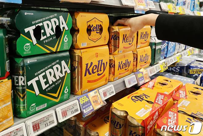 서울의 한 대형마트에서 하이트 진로의 맥주 테라와 켈리가 진열되어 있다. 2023.11.9/뉴스1 ⓒ News1 김진환 기자
