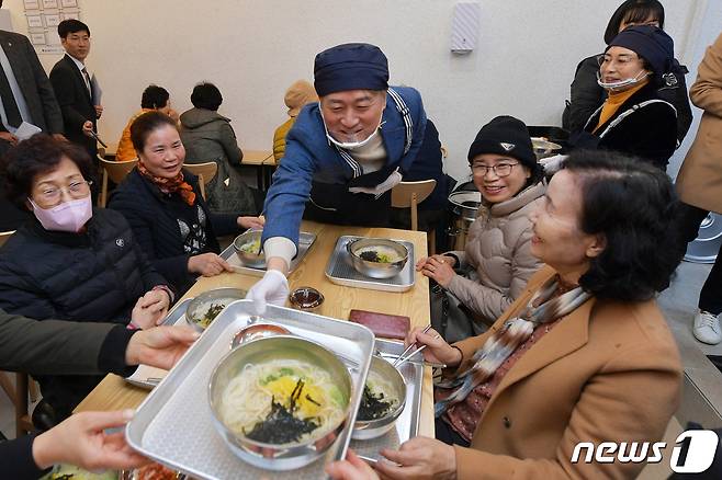 16일 광주 서구 화정동에서 천원국시 3호점 개소식이 열린 가운데 김이강 구청장이 직접 음식을 서빙하고 있다. (광주 서구 제공)2023.11.16/뉴스1