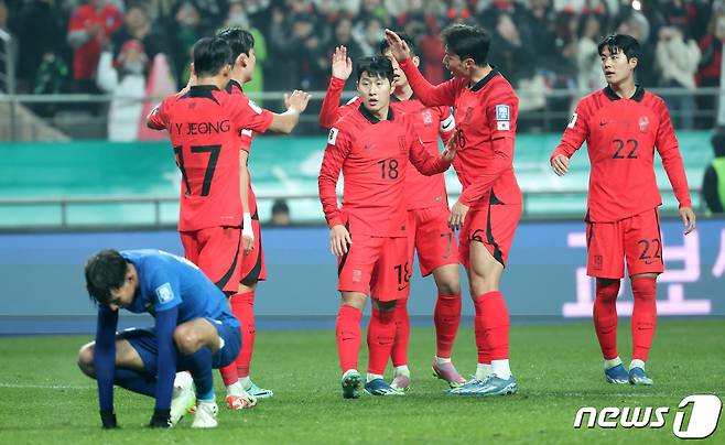 대한민국 축구대표팀 이강인이 16일 서울 마포구 서울월드컵경기장에서 열린 2026 FIFA 북중미 월드컵 아시아 지역 2차 예선 C조 조별리그 대한민국과 싱가포르의 경기에서 페널티 킥으로 팀의 다섯 번째 골을 터뜨린 후 선수들과 하이파이브를 하고 있다. 2023.11.16/뉴스1 ⓒ News1 김성진 기자