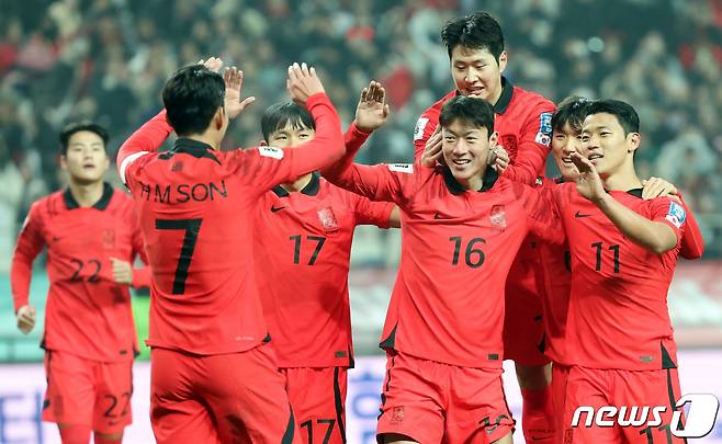 대한민국 축구대표팀 황의조가 16일 서울 마포구 서울월드컵경기장에서 열린 2026 FIFA 북중미 월드컵 아시아 지역 2차 예선 C조 조별리그 대한민국과 싱가포르의 경기에서 페널티 킥으로 팀의 네 번째 골을 넣은 후 하이파이브를 하고 있다. 2023.11.16/뉴스1 ⓒ News1 김성진 기자