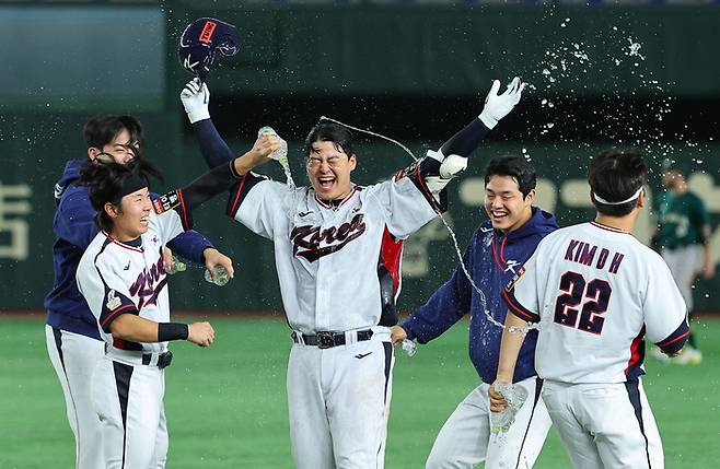 한국 야구 대표팀 노시환(가운데)이 16일 일본 도쿄돔에서 열린 아시아프로야구챔피언십(APBC) 예선 1차전 호주전에서 10회말 끝내기 안타를 때린 후 환호하고 있다. 2023.11.16. 사진 | 도쿄=연합뉴스