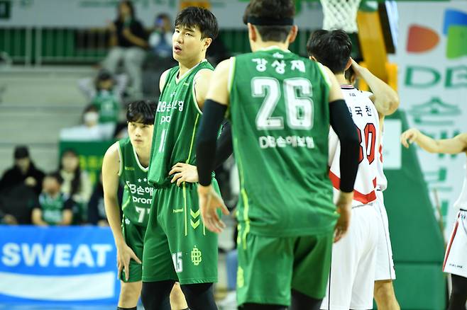 DB 승리를 이끈 김종규(왼쪽)와 강상재. 사진 | KBL