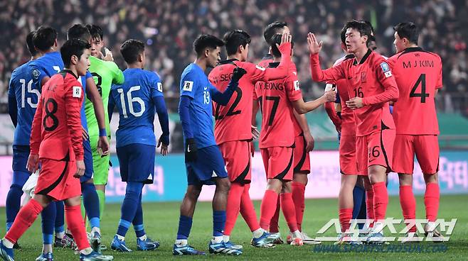 클린스만 감독이 이끄는 축구대표팀이 16일 서울월드컵경기장에서 싱가포르를 상대로 월드컵 2차 예선 경기를 펼쳤다. 싱가포르에 5-0으로 승리한 대표팀 선수들이 경기 종료 후 승리의 기쁨을 나누고 있다. 상암=송정헌 기자songs@sportschosun.com/2023.11.16/