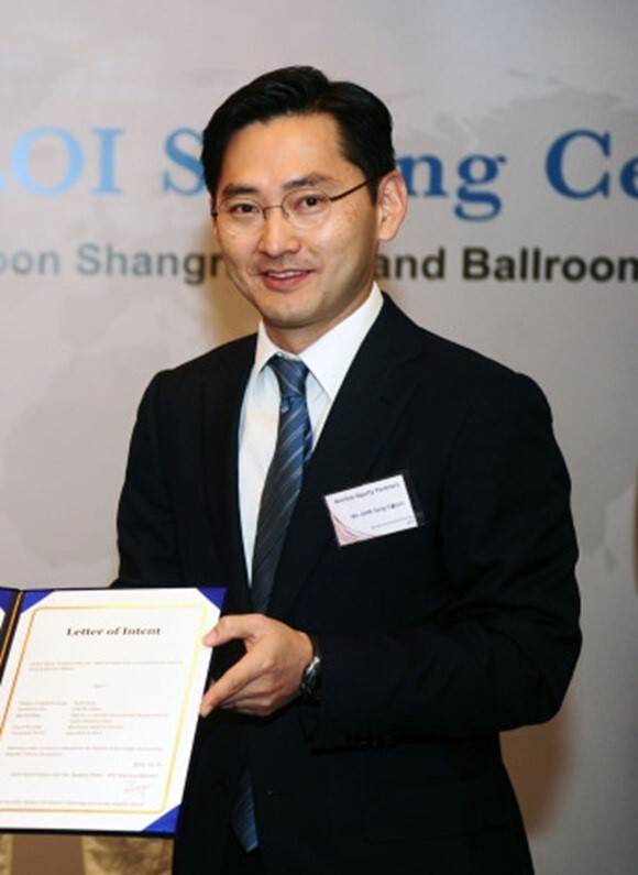 안상균 대표(사진)가 이끄는 엥커PE가 컬리에 이어 카카오엔터마저 IPO 절차를 중단하면서 투자금 회수에 난항을 겪고 있다. 사진은 안 대표가 지난 2012년 11월 홍콩 코우룽 샹그릴라 호텔에서 열린 '한국투자를 주목적으로 펀드레이징, 유망기업 지분투자' 투자의향식에서 기념 촬영한 모습. /지식경제부(현 산업통상자원부)