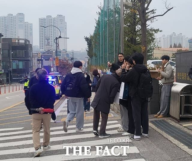 교사와 학생들이 수능시험장에 들어서기 전에 기념촬영을 하고 있다. / 천안 = 김아영 기자