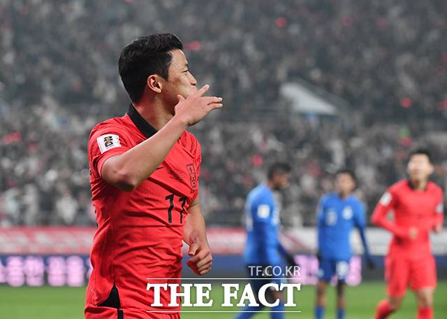 대한민국과 싱가포르의 2026 FIFA 북중미 월드컵 아시아 2차 예선전이 16일 오후 서울 마포구 서울월드컵경기장에서 열린 가운데 황희찬이 세리머니를 하고 있다./서울월드컵경기장=박헌우 기자