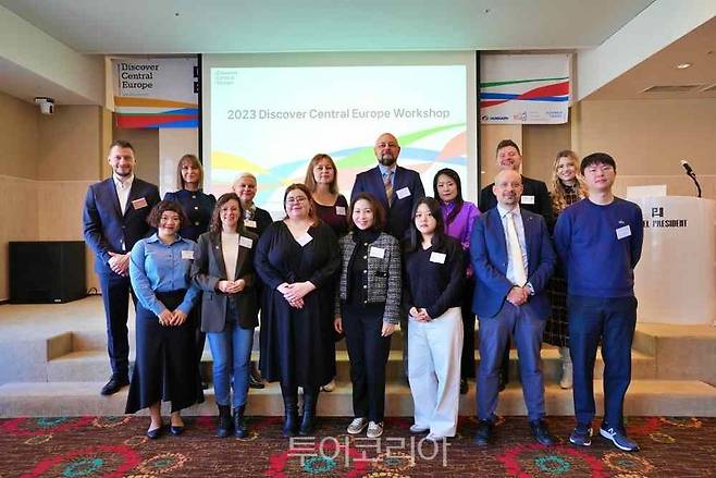 '디스커버 센트럴 유럽 워크숍'에 참가한 중부유럽 4개국 관계자들이 기념사진을 찍고 있는 모습&nbsp;