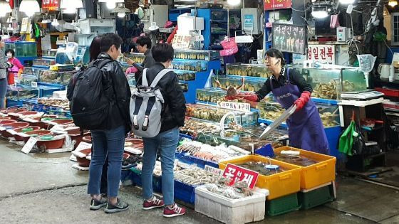 서울 동작구 노량진 수산시장에서 행인들이 대게를 살펴보고 있다. [사진제공=연합뉴스]