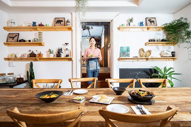 강원도 평창 '달콤한 게으름'의 오너 셰프 김문희씨가 곤드레 나물과 대관령 황태 덕장 명란 등 평창 지역 특산물을 활용해 만든 이탈리안 요리를 테이블에 내고 있다. /한준호 영상미디어 기자