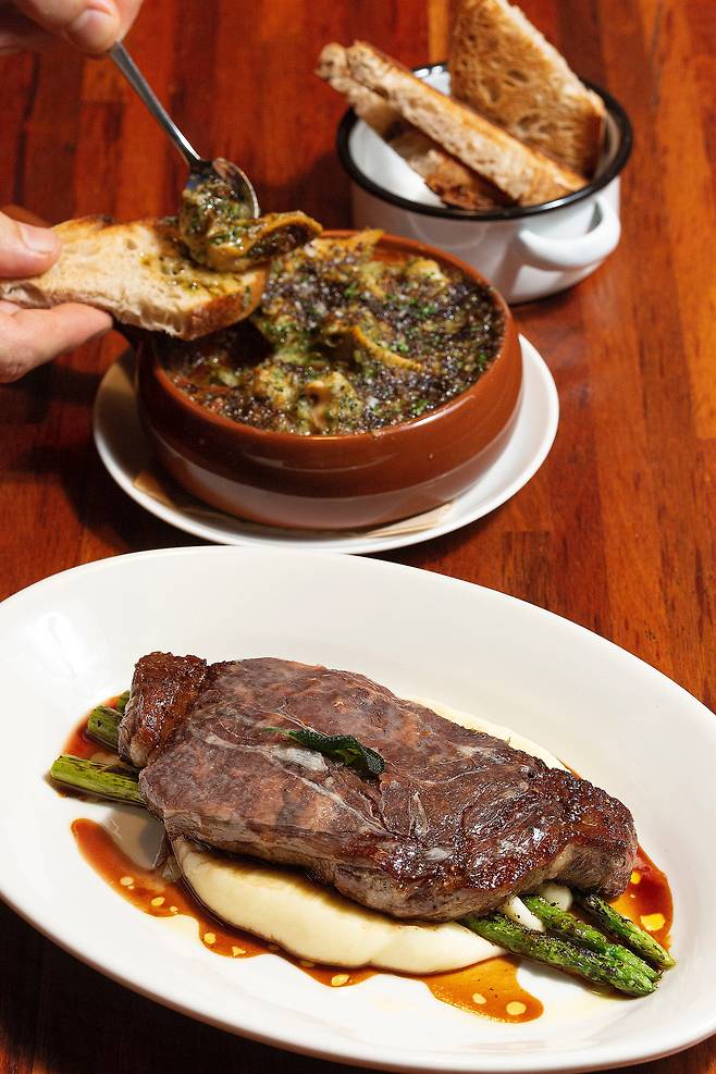 미트컬쳐의 대표 메뉴인 '스테이크 살팀보카'는 이탈리아식 채끝 등심 스테이크다. 달팽이 대신 강릉항에서 잡은 골뱅이를 활용한 프랑스식 '골뱅이 에스카르고'도 별미다.  /이신영 영상미디어 기자