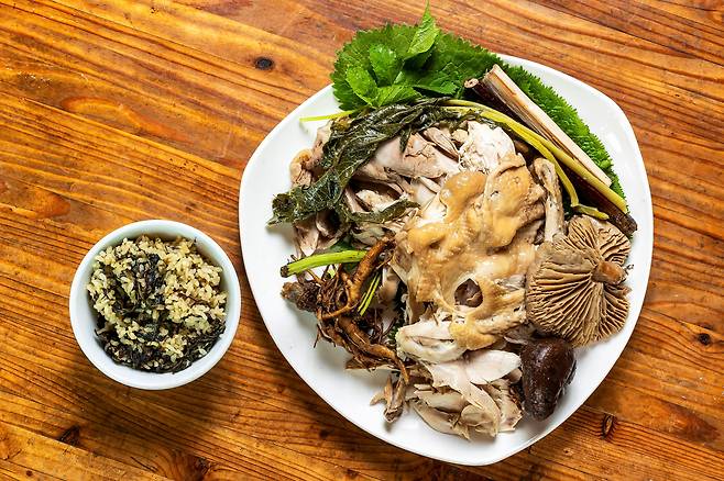 ‘산방환담’을 운영하는 조순정·윤병옥 부부가 직접 키운 벌나무, 표고버섯, 당귀잎을 넣고 끓인 토종 닭백숙./양수열 영상미디어 기자