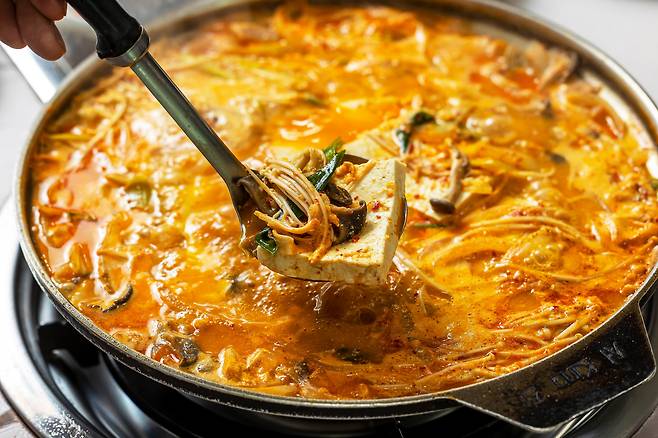 화천 밖으로도 소문 난 ‘황창두부’로 끓인 ‘섬뜰마루’의 두부전골./양수열 영상미디어 기자