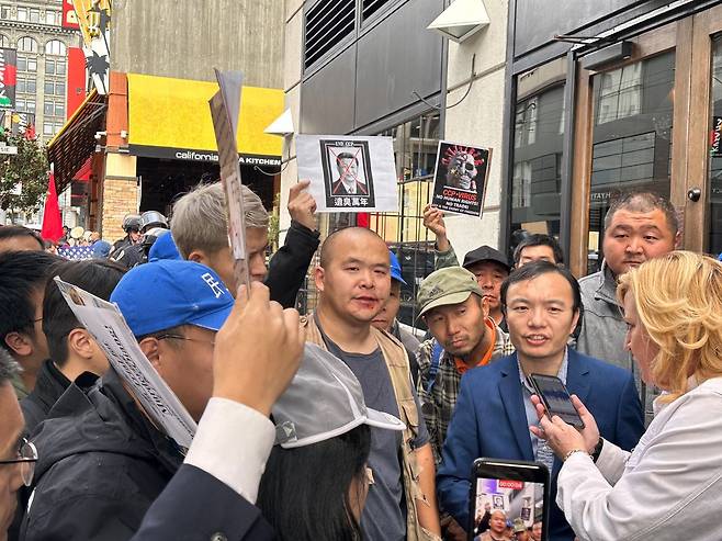 15일(현지 시각) 미국 샌프란시스코에서 반중 시위대가 피켓을 들고 시위하고 있다./샌프란시스코=오로라 기자