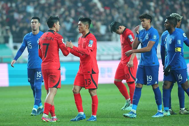 16일 서울 마포구 서울월드컵경기장에서 열린 2026 북중미 월드컵 아시아지역 2차 예선 C조 1차전 한국과 싱가포르의 경기에서 5-0 승리한 한국 선수들이 기뻐하고 있다. / 연합뉴스