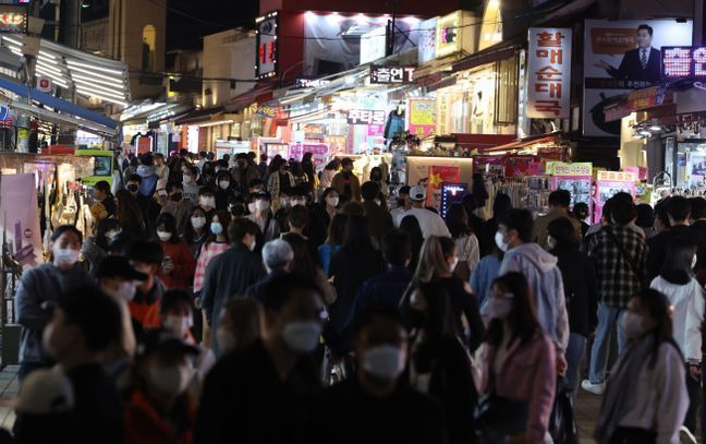 서울 마포구 홍대입구역 인근에서 시민들이 걸어가고 있다.ⓒ연합뉴스