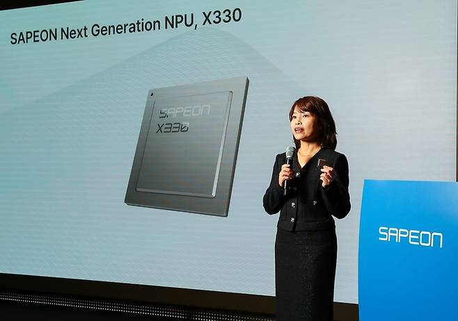 류수정 사피온 대표가 NPU 신제품 'X330' 칩을 들어보이고 있다. 사피온 제공