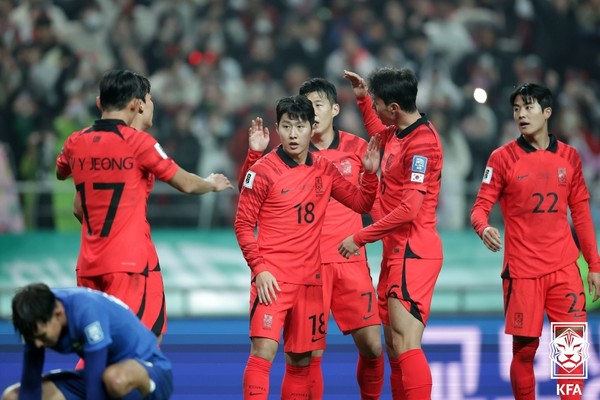 이강인(가운데, 한국 남자 축구 대표팀). 대한축구협회 제공