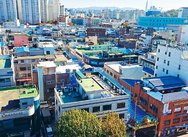 성동구 마장동은 조선시대 양마장으로 쓰였던 땅이라 하여 지어진 이름으로 그러한 역사에 의해 축산물시장이 발달했다. 사진은 마장축산물시장 일대를 찍은 것이다.