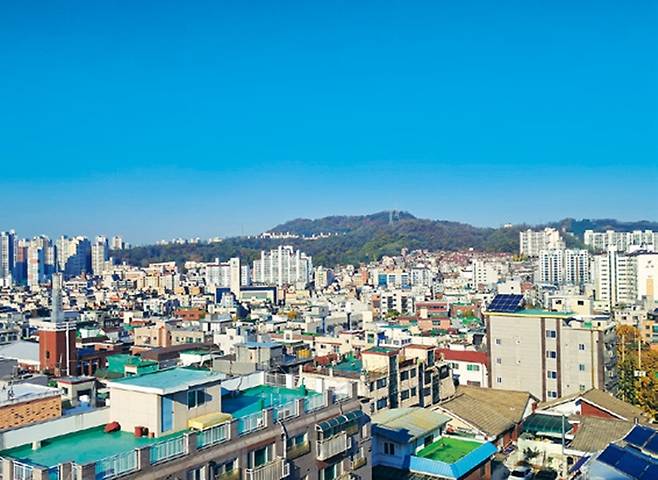 은평구 증산동은 마을 뒷산이 시루를 엎어 놓은 듯하다 하여 시루 증(甑) 자로 썼던 것인데 시루는 바닥에 구멍이 있어 재물이 모이지 않는다며 갑오개혁 때 이곳 주민들의 탄원으로 비단 증(繒) 자로 바뀌었다.